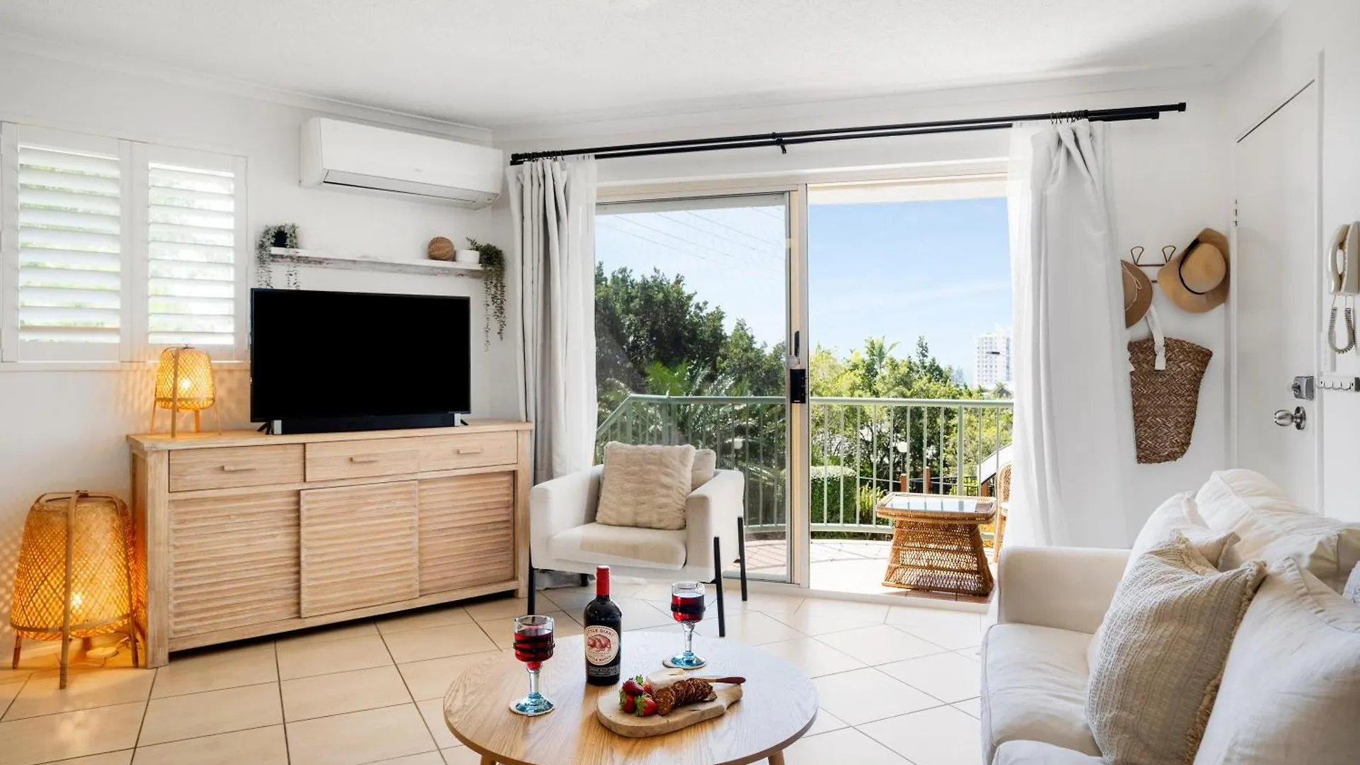 Highwater Haven - Ocean View Apartment. 300M To Beach. Pet Friendly Alexandra Headland Apartment