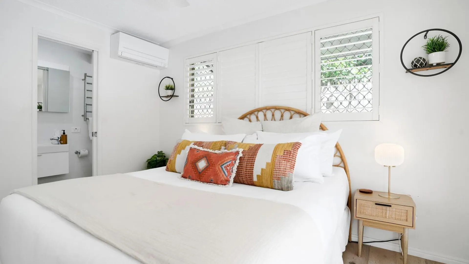 Apartment Highwater Haven - Ocean View Apartment. 300M To Beach. Pet Friendly Alexandra Headland