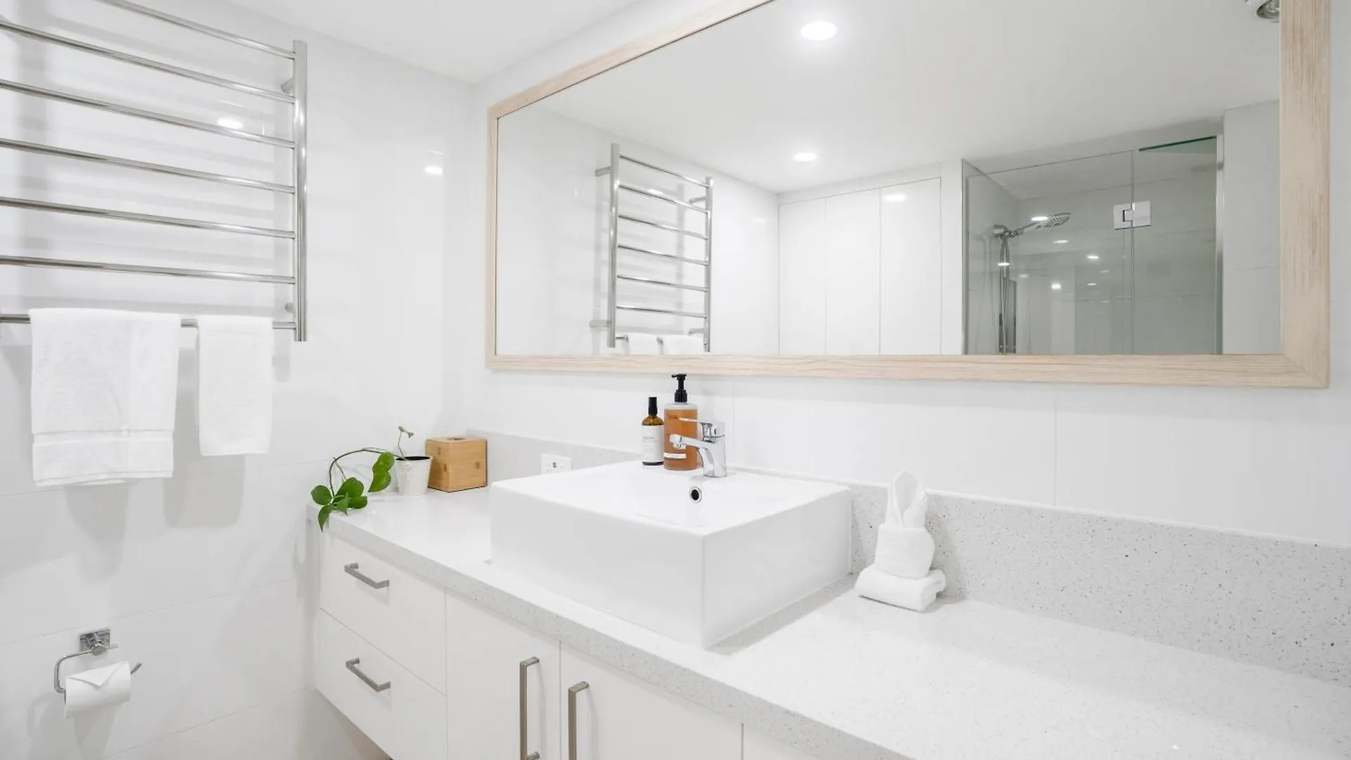 Highwater Haven - Ocean View Apartment. 300M To Beach. Pet Friendly Alexandra Headland