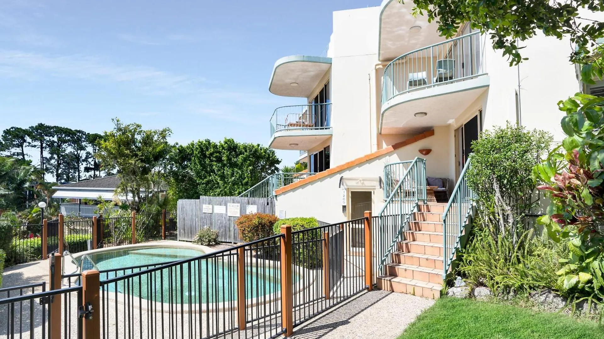 Highwater Haven - Ocean View Apartment. 300M To Beach. Pet Friendly Alexandra Headland