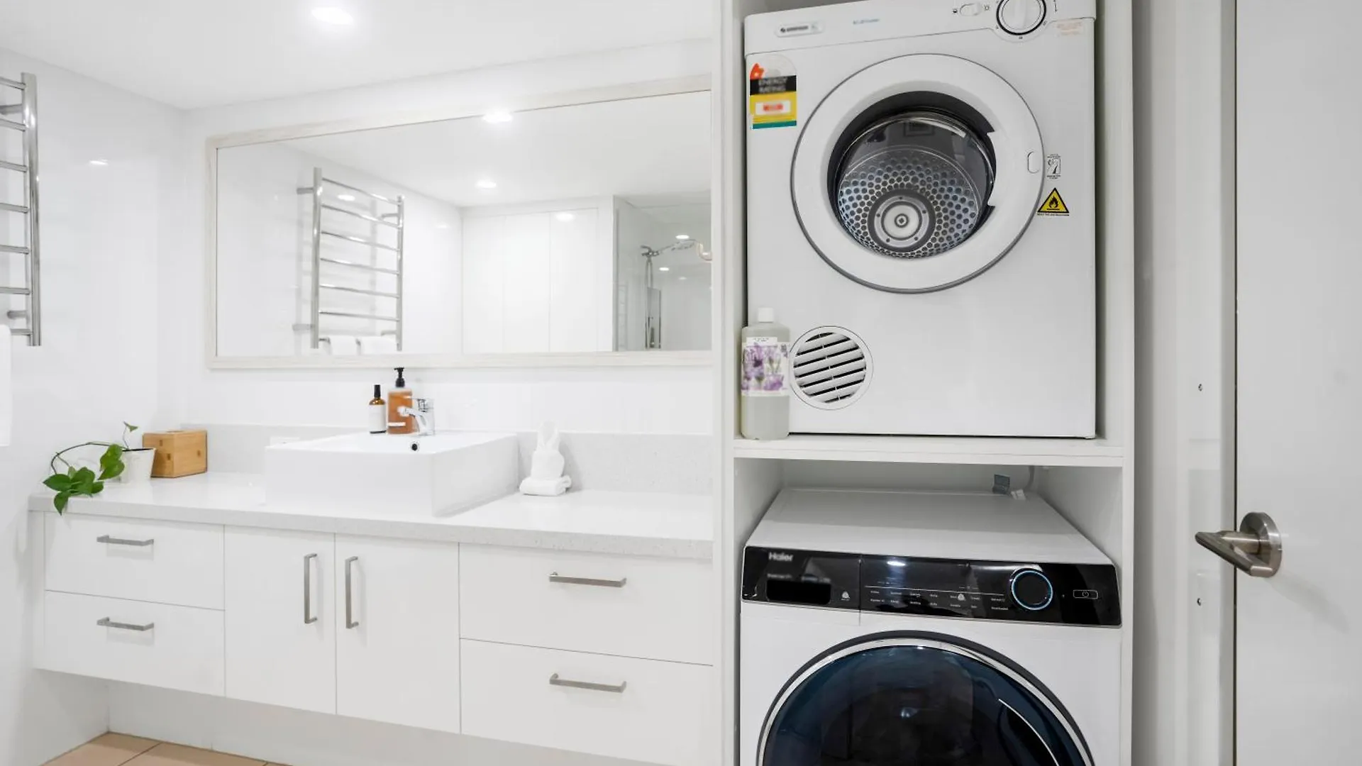 Highwater Haven - Ocean View Apartment. 300M To Beach. Pet Friendly Alexandra Headland Apartment